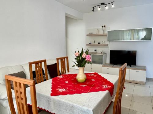 One-Bedroom Apartment image 7