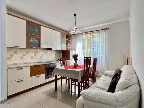 One-Bedroom Apartment image 3