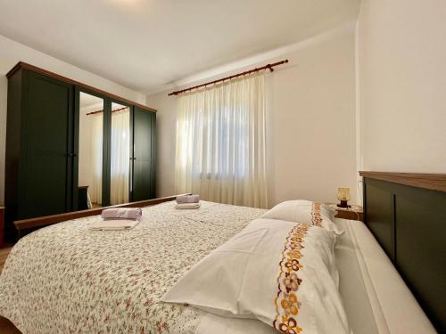 One-Bedroom Apartment image 2