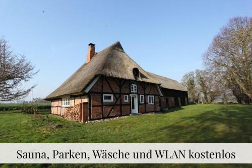 Reetdachkate am Feldrand mit grandiosem Weitblick in Damlos, Deutschland