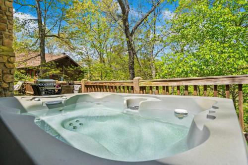 Amazing Wood Log Cabin Pvt Hot Tub in Woods WIFI Fireplace Camp Budd Near Big Cedar - image 6