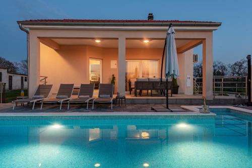 Holiday house Karla in กาโลวัซ