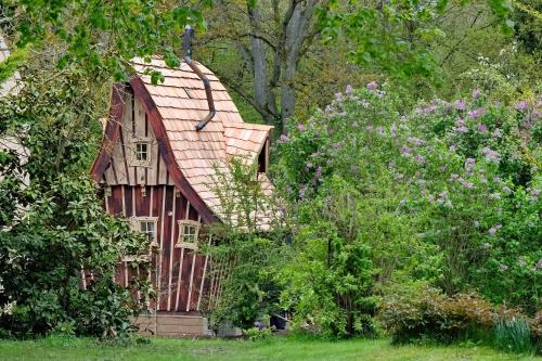 A környék, La cabane de Merlin in Les Molieres (Ile-de-France)