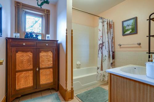 Florissant House with Sangre de Cristo Views! - image 11