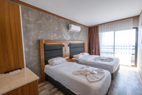 1 double bed, 1 twin bed