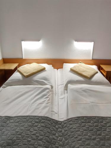 2 twin beds