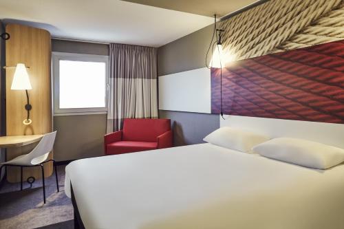 ibis Toulon La Valette The 3-star ibis Toulon La Valette offers comfort and convenience whether youre on business or holiday in La Valette-du-Var. The property has everything you need for a comfortable stay. Service-minded