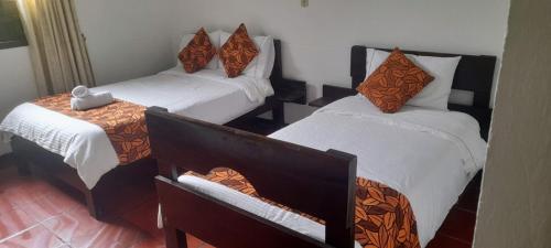 1 double bed, 1 twin bed
