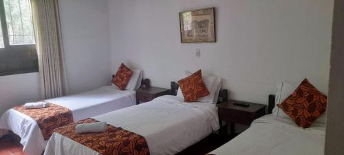 1 double bed, 2 twin beds