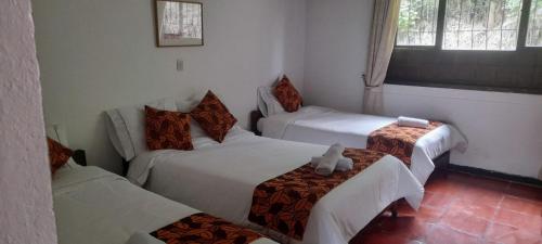 1 double bed, 2 twin beds