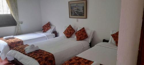 1 double bed, 2 twin beds