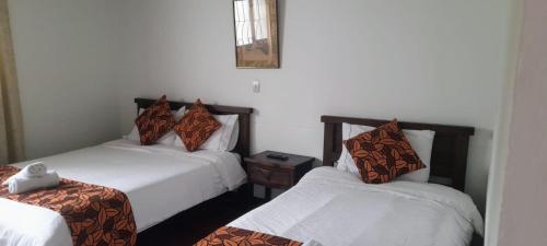 1 double bed, 1 twin bed
