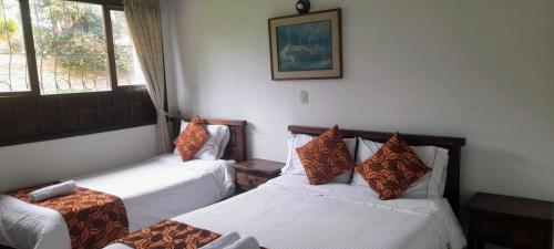 1 double bed, 1 twin bed