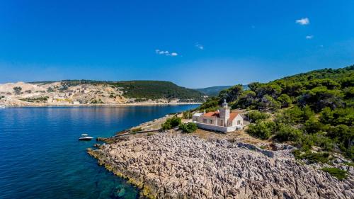 St. Nicholas lighthouse - island of Brač - Accommodation - Pučišća