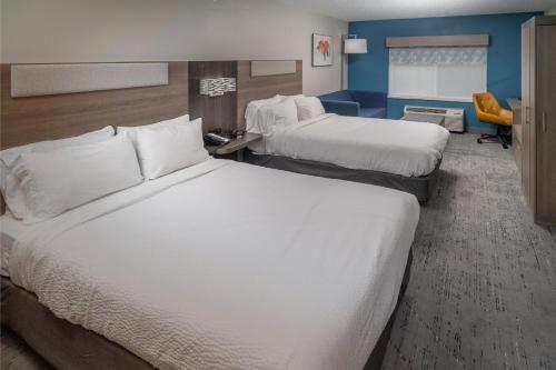 2 queen beds
