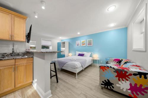 Unique Studio w Parking Top Location 14