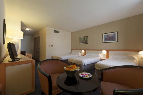 1 double bed, 1 twin bed