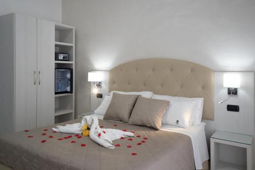 1 queen bed, 1 twin bed