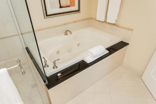 MGM Signature, Centrally Located, Strip Views NO RESORT FEE, Las Vegas (photo 11)