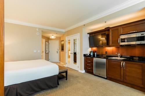 MGM Signature, Centrally Located, Strip Views NO RESORT FEE, Las Vegas (photo 8)