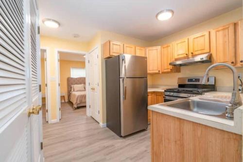 Gorgeous Waterfront 2 Bedroom 1 Bath Modern Home. thumb 2