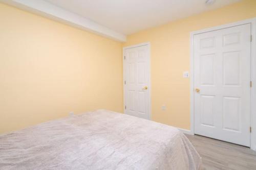 Gorgeous Waterfront 2 Bedroom 1 Bath Modern Home. thumb 4