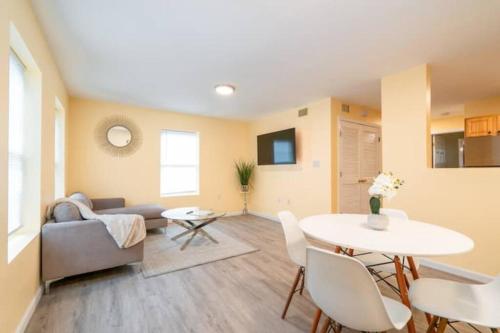 Gorgeous Waterfront 2 Bedroom 1 Bath Modern Home. detail