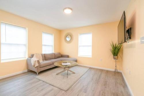 Gorgeous Waterfront 2 Bedroom 1 Bath Modern Home. in New Haven, USA