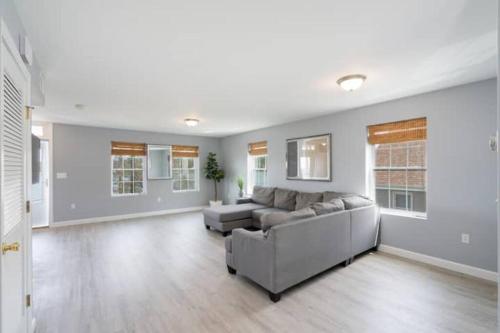 Gorgeous Waterfront 3 Bedroom, 1.5 Bathroom Unit. thumb 2
