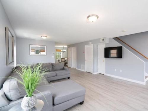 Gorgeous Waterfront 3 Bedroom, 1.5 Bathroom Unit. thumb 4