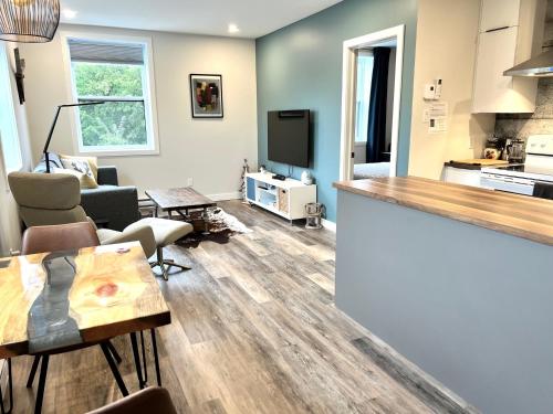 . SUTTON- CONDO LUX with patio In The Heart of the Village