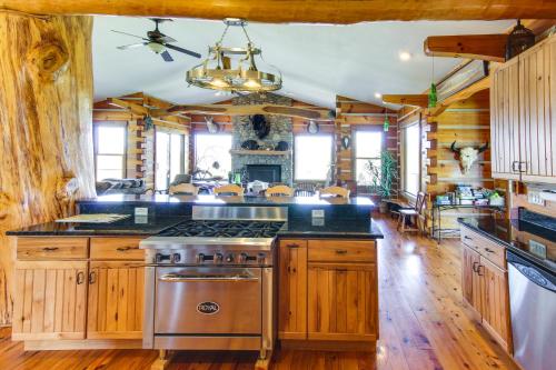 Rustic Marshall Getaway Mountain View and Fire Pit! in Marshall, USA
