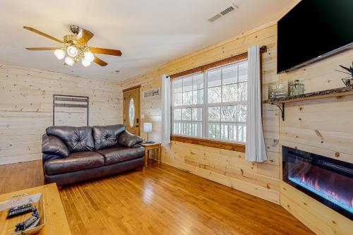 Ole Bud Cabin in Sevierville, USA
