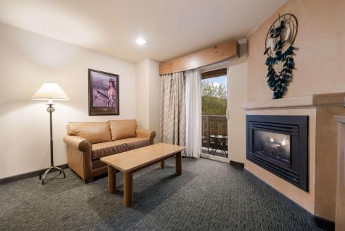 Large King Suite with Fireplace and Balcony - Non Smoking