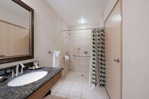 King Room with Roll-in Shower - Disability Access -Non-smoking