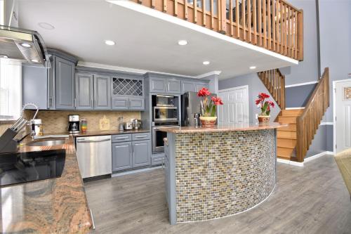 NEW Luxury Pocono house -Newly renovated -Hot Tub -Game Room -Firepit -Pet Friendly -Near attractions