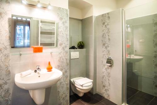 Budapest Rooms Bed and Breakfast - image 2