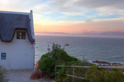 Entrada, Whale Huys Luxury Oceanfront Eco Villa in De Kelders