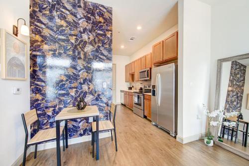 Trendy Downtown 1bd/Freeparking/Wi-Fi/Pool - Tap to explore photos