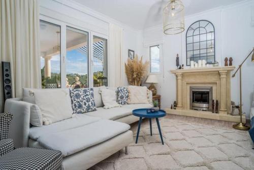 ห้องส่วนกลางสำหรับนั่งเล่น/ดูทีวี, Villa Viola Sea View Pool in กัปซาเดส