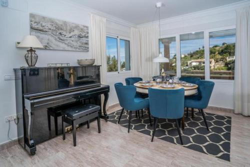 ห้องส่วนกลางสำหรับนั่งเล่น/ดูทีวี, Villa Viola Sea View Pool in กัปซาเดส