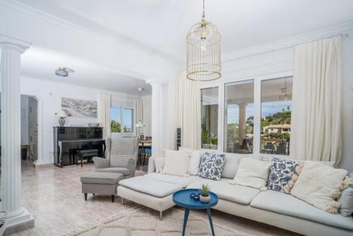 ห้องส่วนกลางสำหรับนั่งเล่น/ดูทีวี, Villa Viola Sea View Pool in กัปซาเดส
