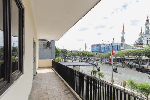 Exterior view, Urbanview Roemah Tebet by RedDoorz in Tebet