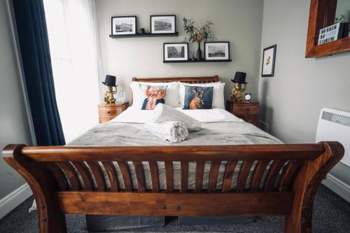 เตียงนอน, A Stylish 2 Bed Apartment in Cobh Town - Lux Stay in โคฟ