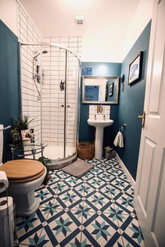 ห้องน้ำ, A Stylish 2 Bed Apartment in Cobh Town - Lux Stay in โคฟ