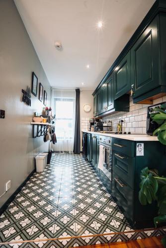 Κουζίνα, A Stylish 2 Bed Apartment in Cobh Town - Lux Stay in Κομπ