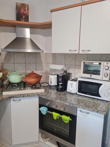 Lovely and Bright Apart, 2 Bed, 2 Bath, sleeps 5, Swimming pool - Jacuzzi & Gym in Raanana