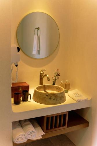 Deluxe Double Room with Balcony image 2