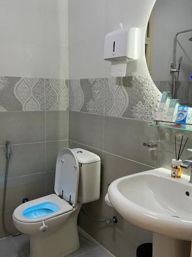Bathroom, شقة الفخامة in Sinadil