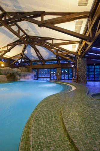 Swimming pool, Disney's Sequoia Lodge® near Disneyland Paris